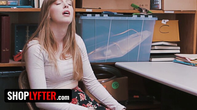 fingering girl shoplyfter