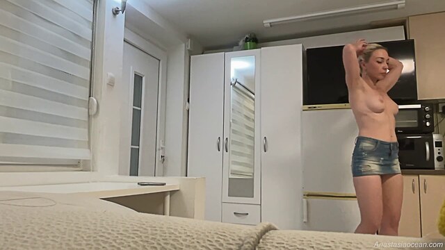 nakeddelivery tube towel dropped infront of delivery boy