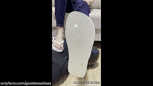 shoe fetish goddess dee clips get her feet cleaned by a foot slave