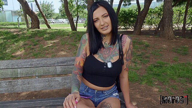 dark hair jordi sex moom